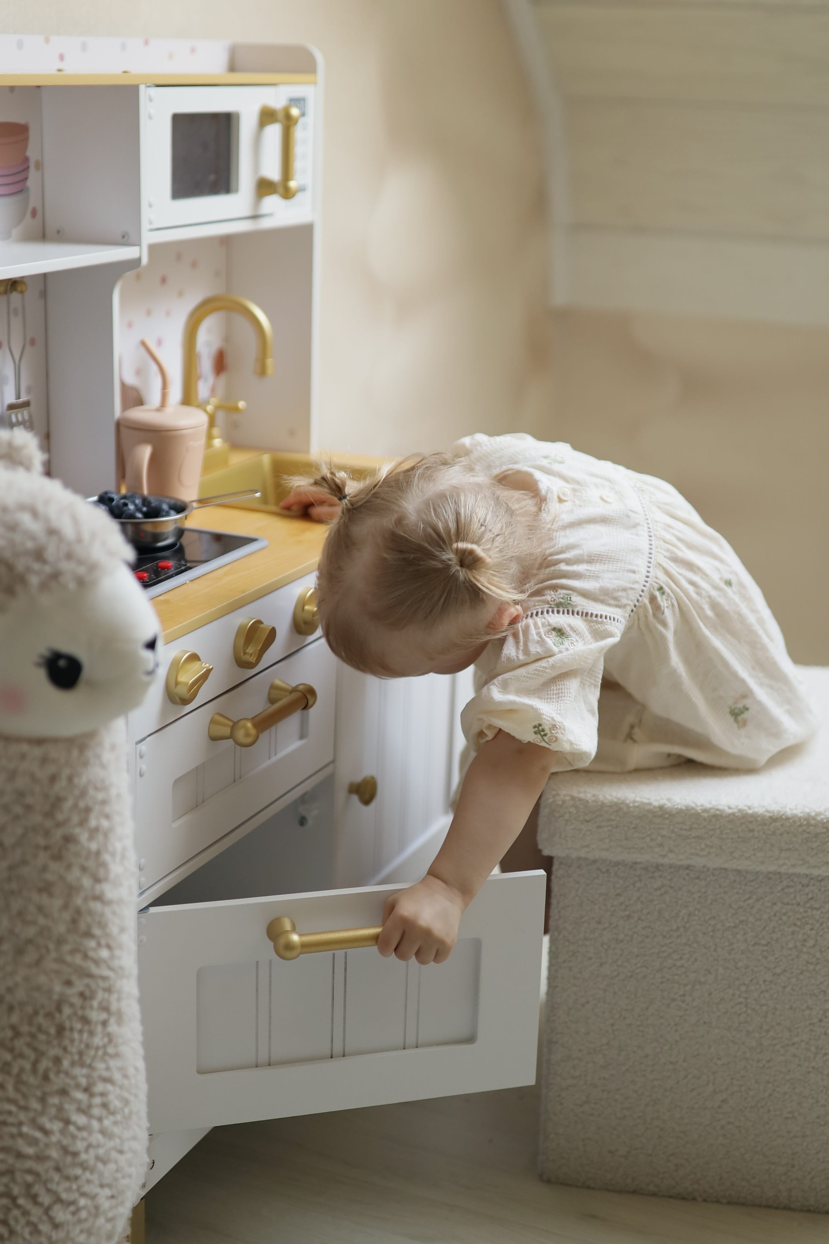 Meowbaby Kuchnia dla dzieci z dźwiękami i LED drewniana duża otwierane szafki 7 akcesoriów